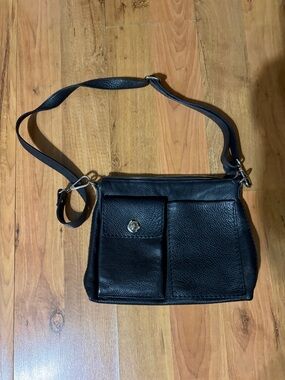 ROOTS Black GENUINE Leather Crossbody Shoulder Bag - Great condition